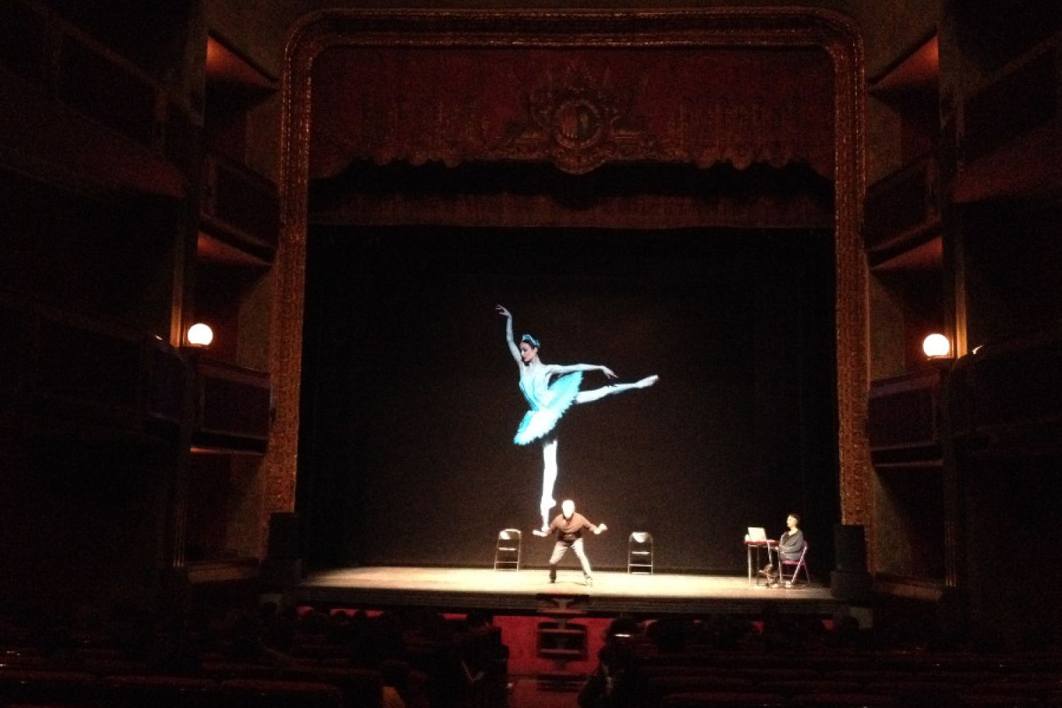 Toni Jodar i Toni Mira submergeixen els participants del Tots Dansen en la dansa contemporània Toni Jodar i Toni Mira submergeixen els participants del Tots Dansen en la dansa contemporània