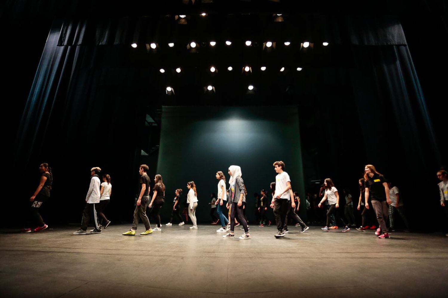 Més de cent adolescents ballen dansa contemporània al Tots Dansen Més de cent adolescents ballen dansa contemporània al Tots Dansen