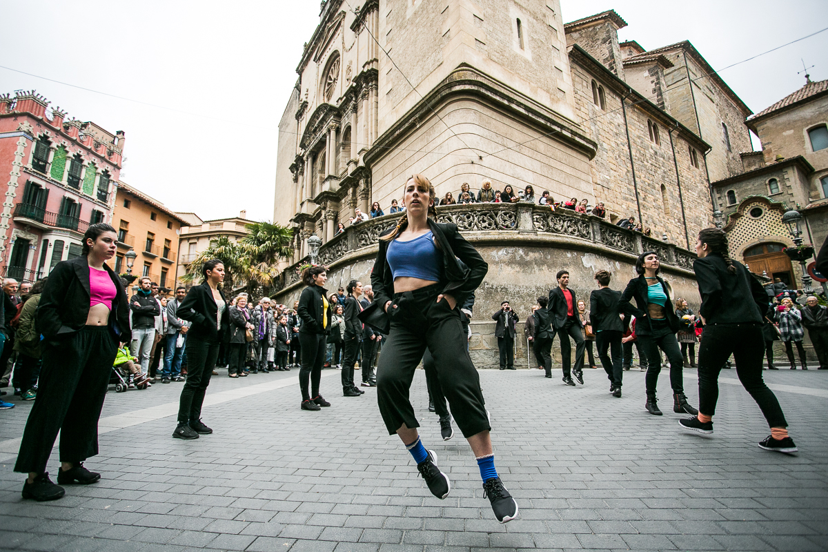 Pel Sismògraf, passeja per Olot i envolta't de dansa