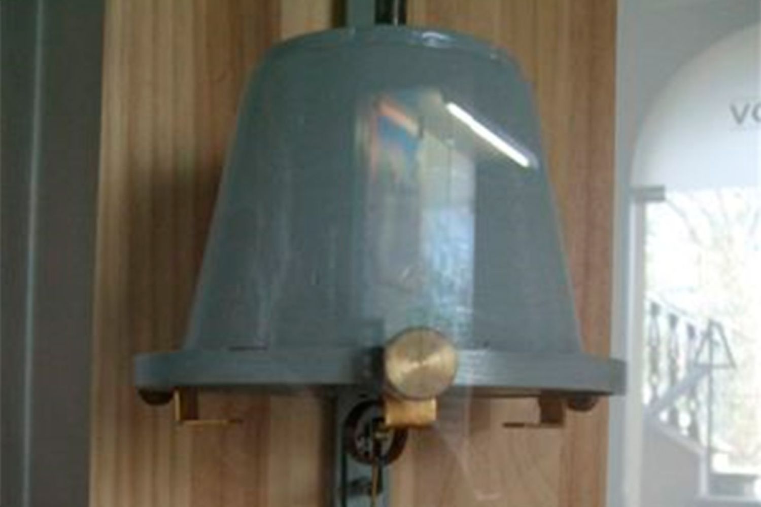 Et mostrem un sismoscopi, un dels primers aparells detectors de terratrèmols Et mostrem un sismoscopi, un dels primers aparells detectors de terratrèmols