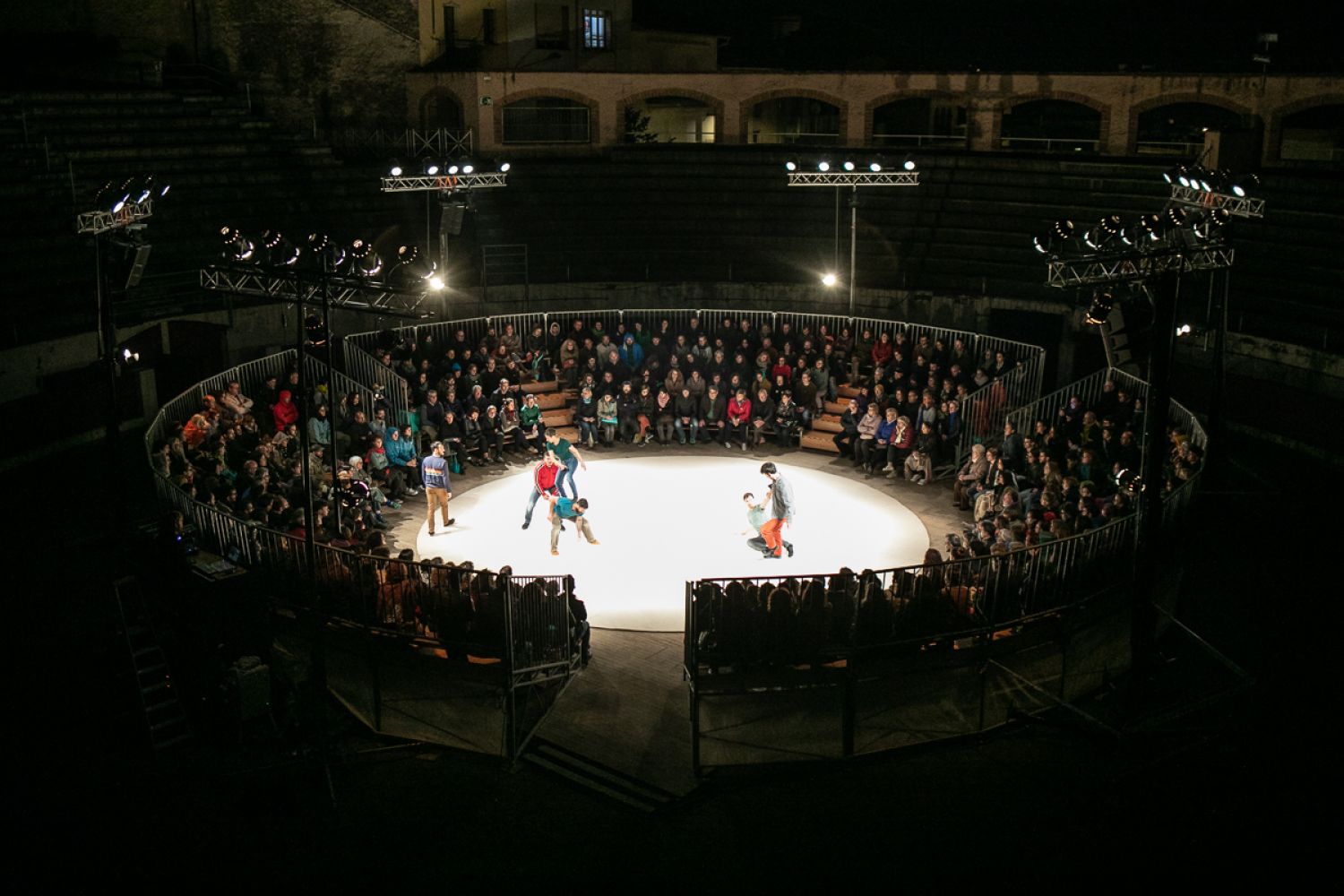 Segon dia de Sismògraf, amb dansa al cràter d'un volcà Segon dia de Sismògraf, amb dansa al cràter d'un volcà