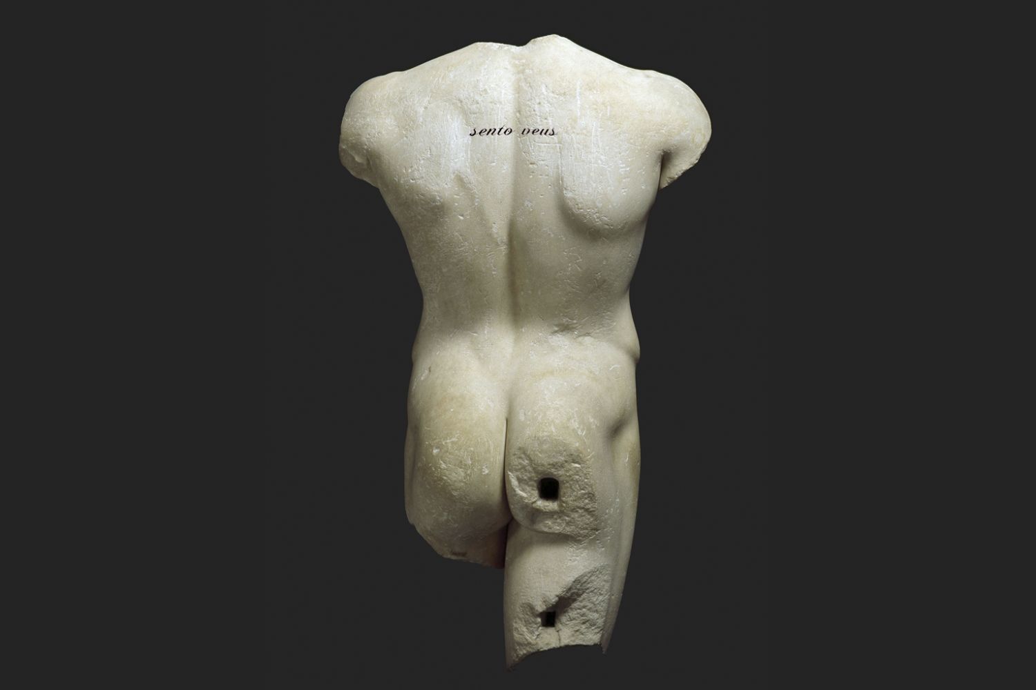 Tors masculí, 480-470 a.C. (correspondria al Déu Apolo i se li atribuiria a Milet) amb l’afegit de l’expressió “sento veus” Tors masculí, 480-470 a.C. (correspondria al Déu Apolo i se li atribuiria a Milet) amb l’afegit de l’expressió “sento veus”